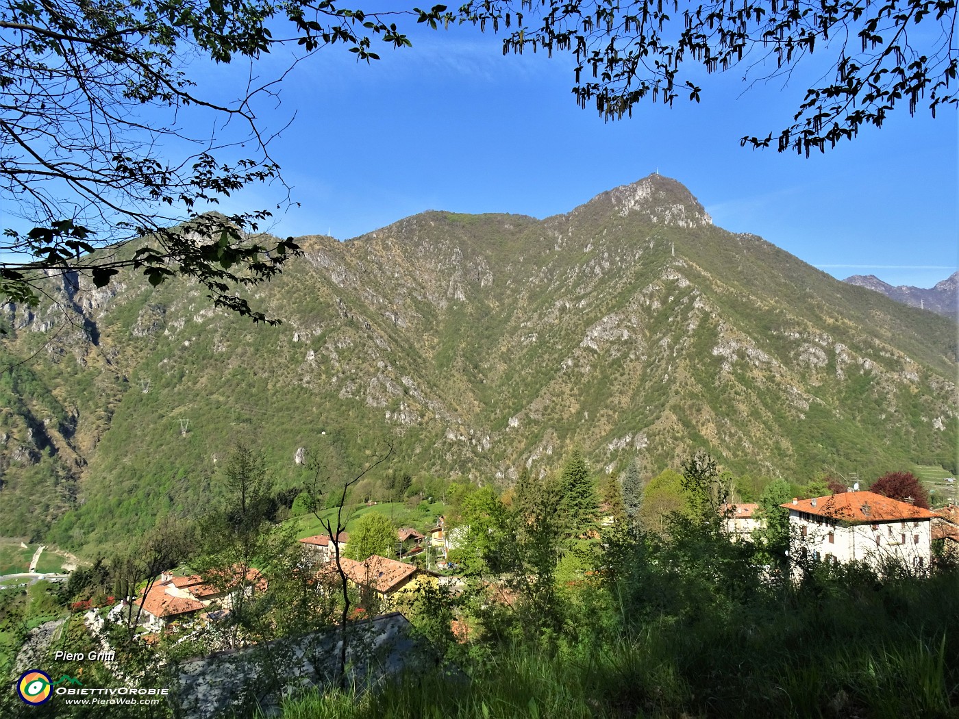 21 Vista su Tessi di Spino al Brembo e verso il Monte Zucco.JPG